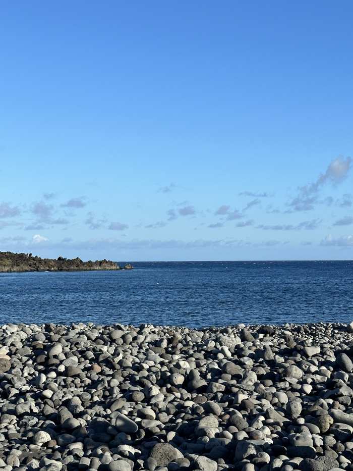 nu'u coastline in hawaii
